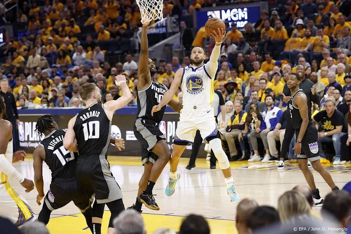 basketballers warriors trekken de stand gelijk in play offs nba