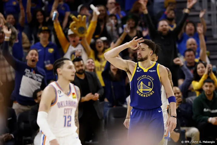 basketballers warriors winnen met dank aan schutter thompson