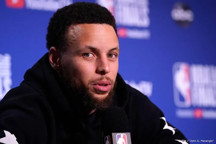 basketbalspeler curry 3 maanden uit roulatie