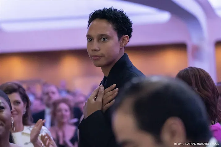 basketbalster griner maakt rentree na russische drugszaak