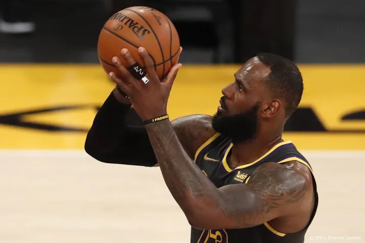 basketbalvedette james voor onbepaalde tijd uitgeschakeld