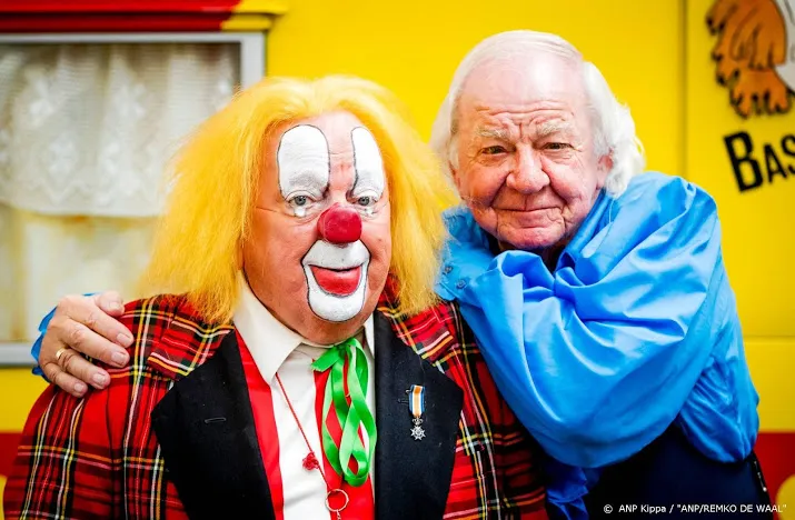 bassie en adriaan krijgen award voor 100 miljoen views op youtube