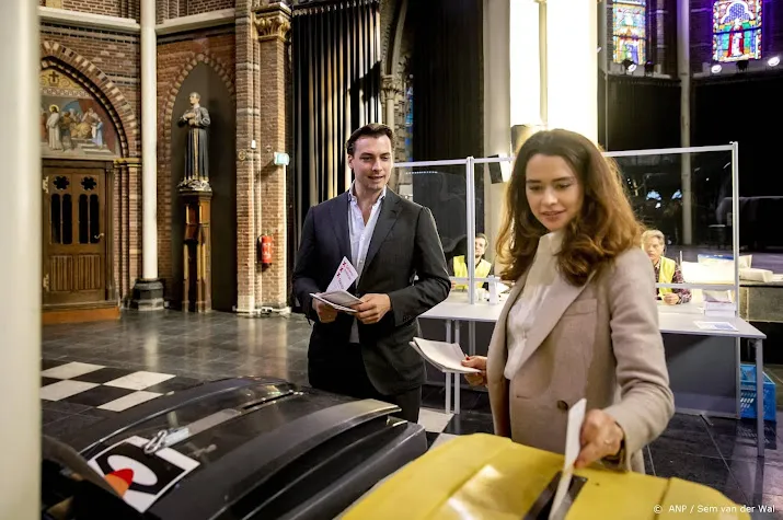 baudet stemt met echtgenote in posthoornkerk