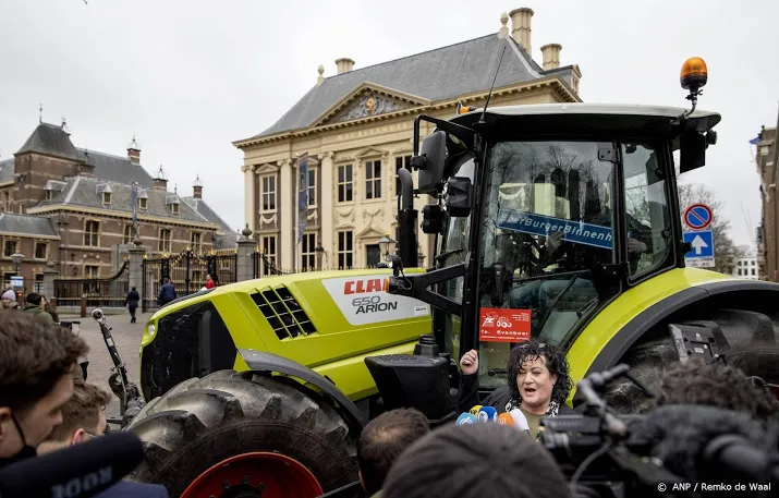 bbb lijsttrekker van der plas komt in trekker aan bij binnenhof