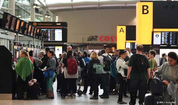bbc lange rijen op britse luchthavens door storing e gates