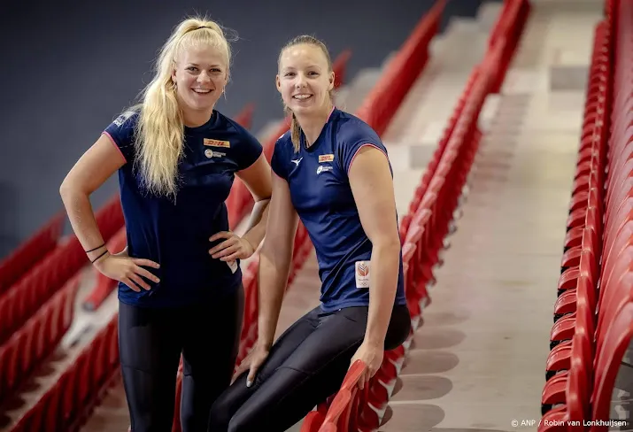 beachduo stam schoon begint in doha aan route naar eiffeltoren