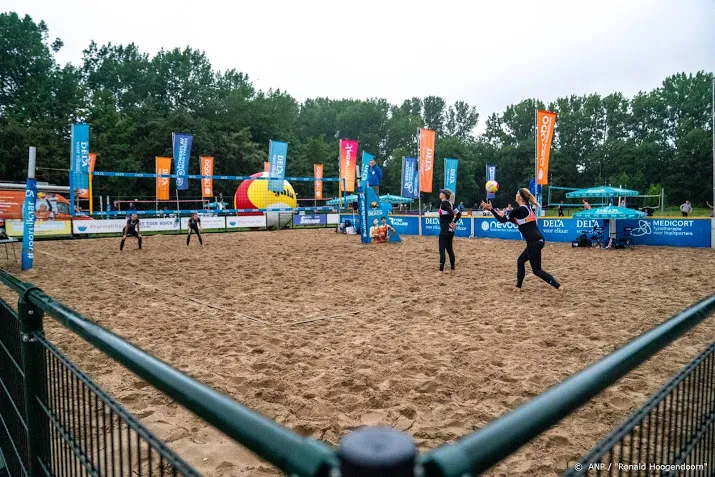 beachvolleybalsters openen bij zonsopkomst gretig het seizoen