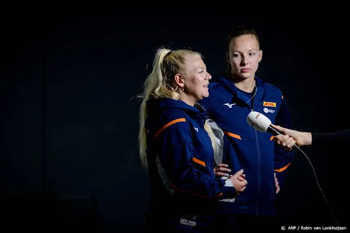 beachvolleybalsters stam en schoon onderuit op ek in wenen