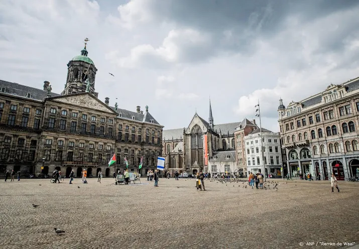 beatles en amsterdamse klassiekers te beluisteren op de dam