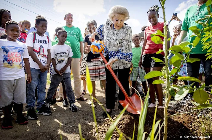 beatrix bezoekt voedselbos tijdens bezoek aan curacao
