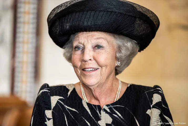 beatrix bij herdenking razzia putten