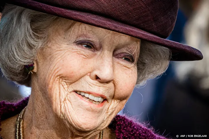 beatrix bij jubileum stichting die nakomelingen nsbers steunt