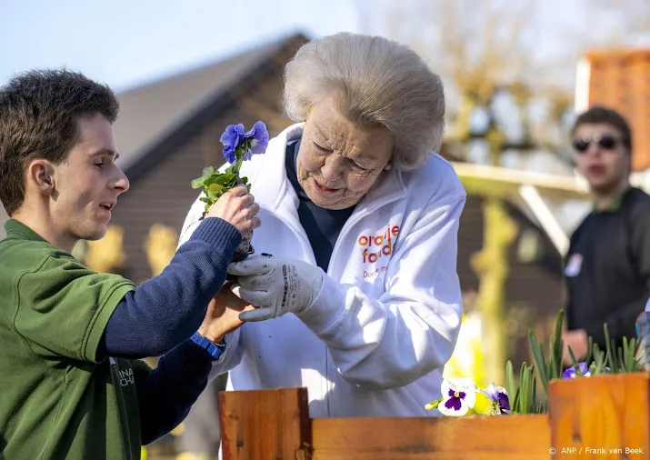 beatrix helpt bij kinderboerderij bilthoven voor nldoet