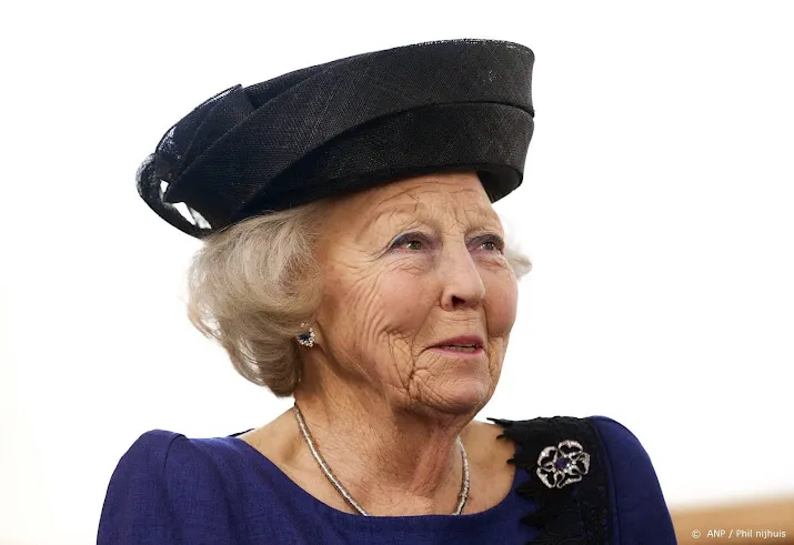beatrix opent nieuwe zalen singer met collectie van blokkers