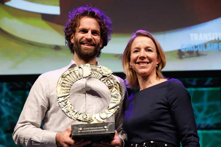 bedrijf dat mobieltjes recyclet wint prijs