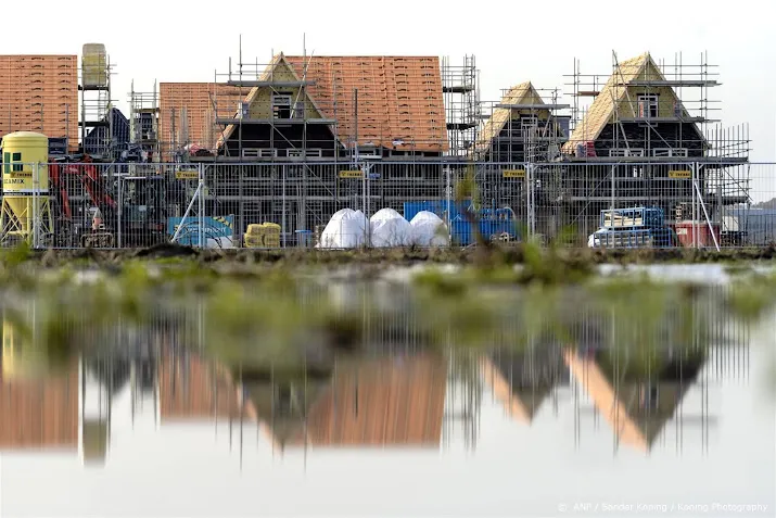 bedrijven investeerden ruim 2 procent minder in april
