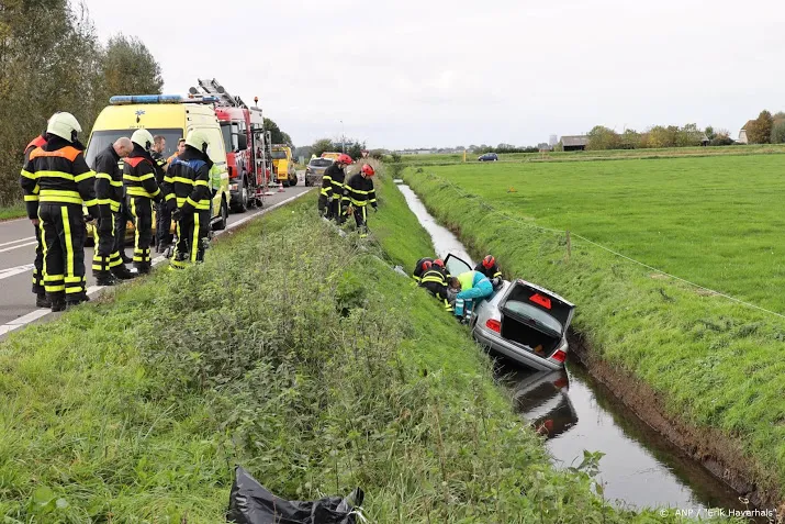 bejaarde vrouw 18 uur in auto in sloot
