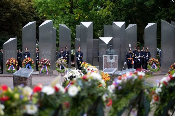 beladen herdenking bij indie monument roermond
