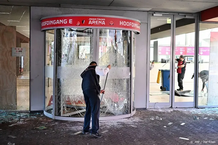 beleggers op damrak verwerken dieptepunt in de crisis bij ajax