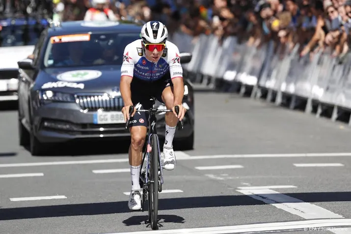 belg evenepoel wint clasica san sebastian met lange solo opnieuw