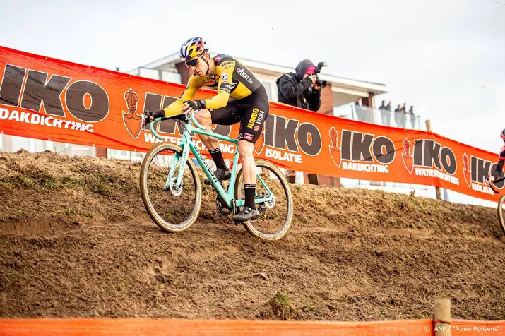 belg van aert soleert naar zege in strade bianche