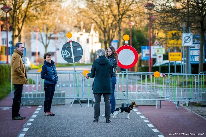 belgen sluiten met betonblokken grens naar maastricht