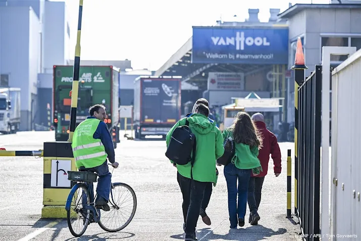 belgische bussenbouwer van hool schrapt helft banen