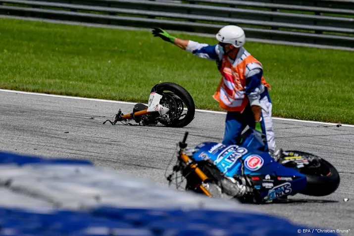 bendsneyder 22e in door grote crash onstierde race moto2