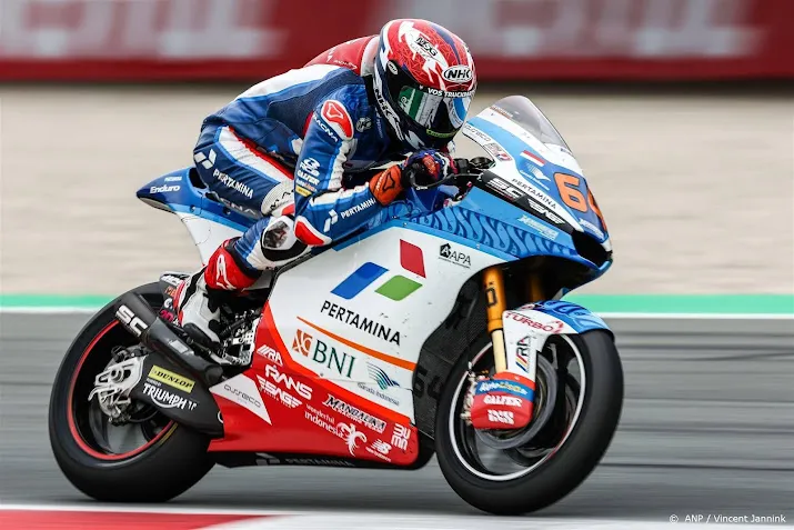 bendsneyder crasht van den goorbergh valt uitgeput uit in moto2