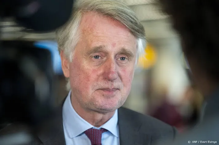 benschop geeft in kamer uitleg over drukte op schiphol