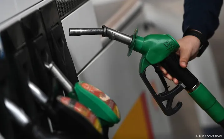 benzineprijs naar nieuw record door spanningen oekraine