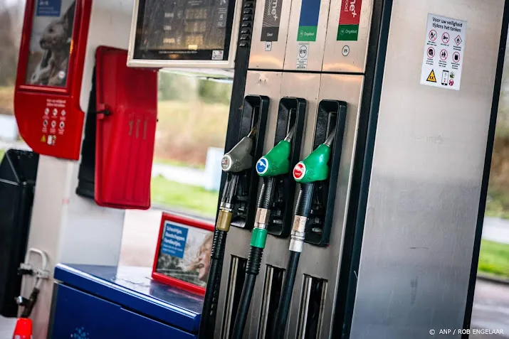 benzineprijs stijgt dinsdag met dik 6 cent tot boven de 240 euro