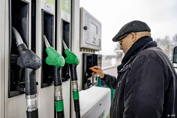 benzineprijs zakt waarschijnlijk harder dan accijnsverlaging