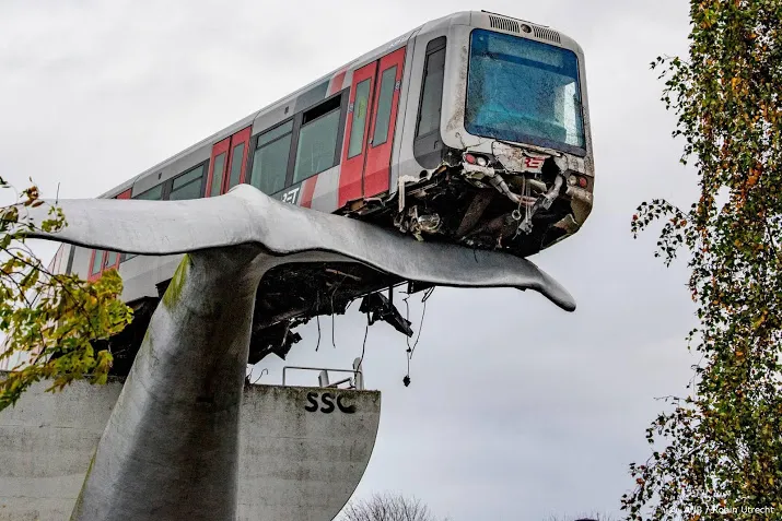 berging van op kunstwerk hangende metro in spijkenisse