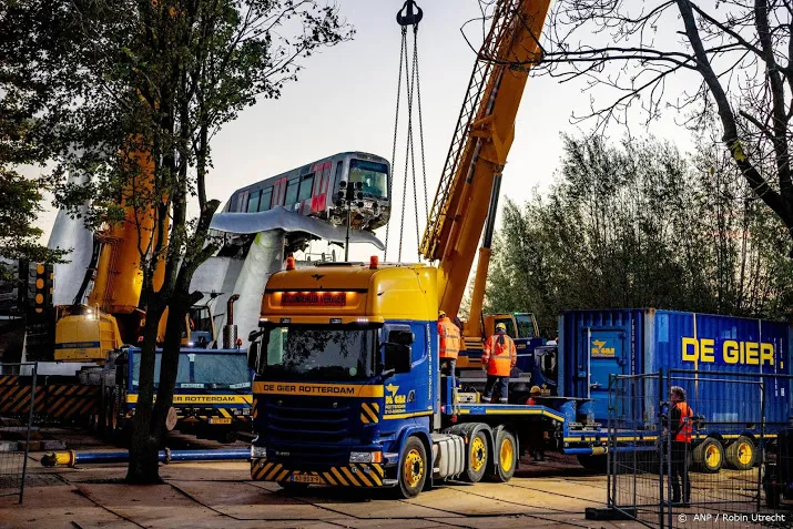 bergingswerkzaamheden hangende metro spijkenisse van start