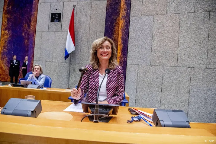 bergkamp doet om 01 29 de lichten uit in de plenaire vergaderzaal