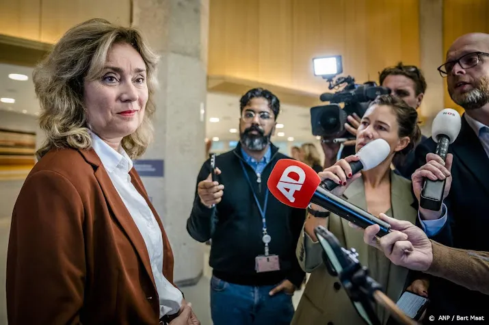 bergkamp moet aangifte doen van lek vinden sp en pvda
