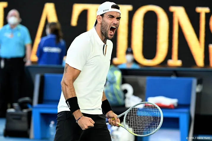 berrettini verslaat alcaraz in vijf sets op australian open