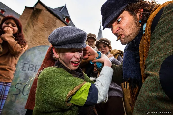 besneeuwd dickens festijn weer drukbezocht