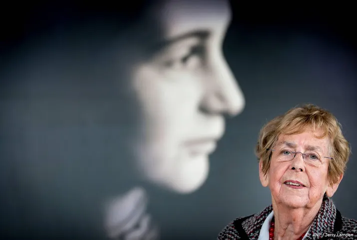 beste vriendin anne frank legt eerste steen namenmonument