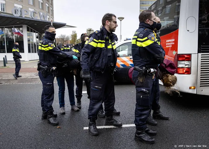 bestormers gebouw opcw in den haag zitten nog vast