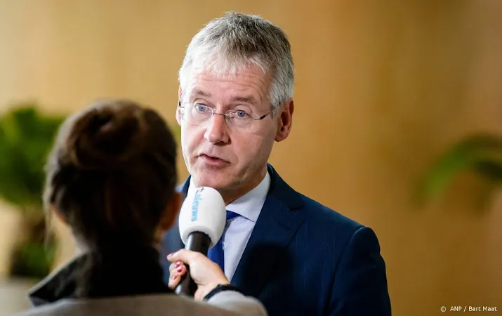 bestuur haga lyceum moet binnen vier weken weg