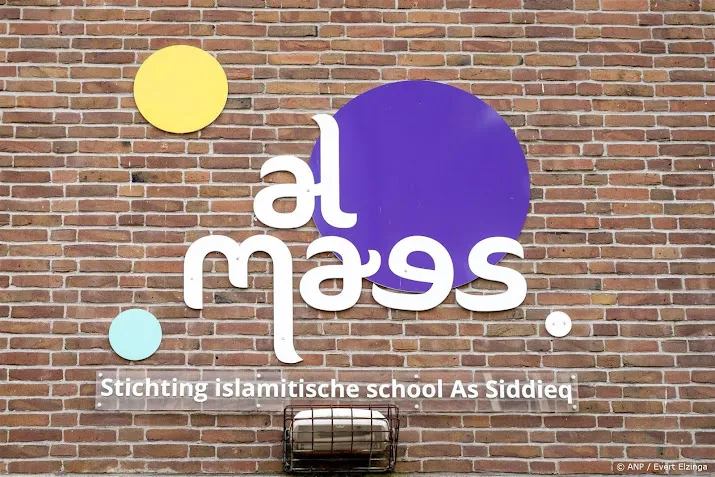 bestuur islamitische scholen amsterdam mag voorlopig blijven