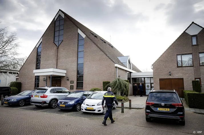 bestuur sionkerk urk noemt journalisten bij kerk terroristen