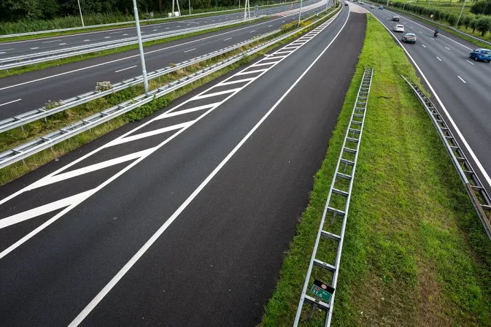 bestuurder gewond door botsing met pijlwagen