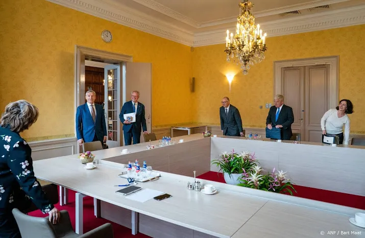 bestuurders wijzen informateur op problemen en budgetten