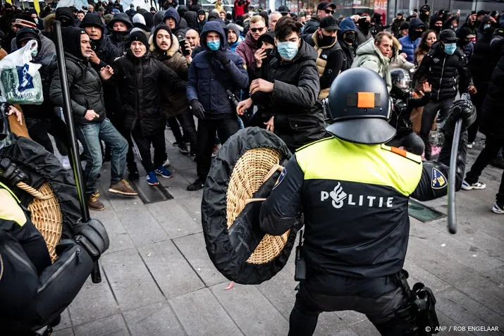 betogers belagen politie tijdens coronaprotest in eindhoven