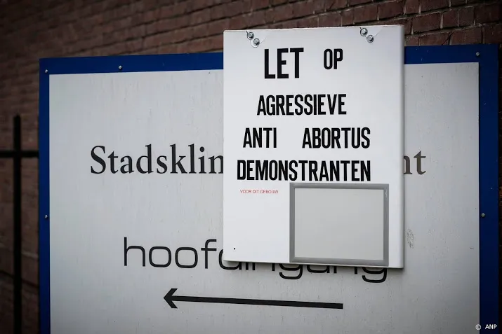 betogers bij abortuskliniek moeten in arnhem vergunning aanvragen