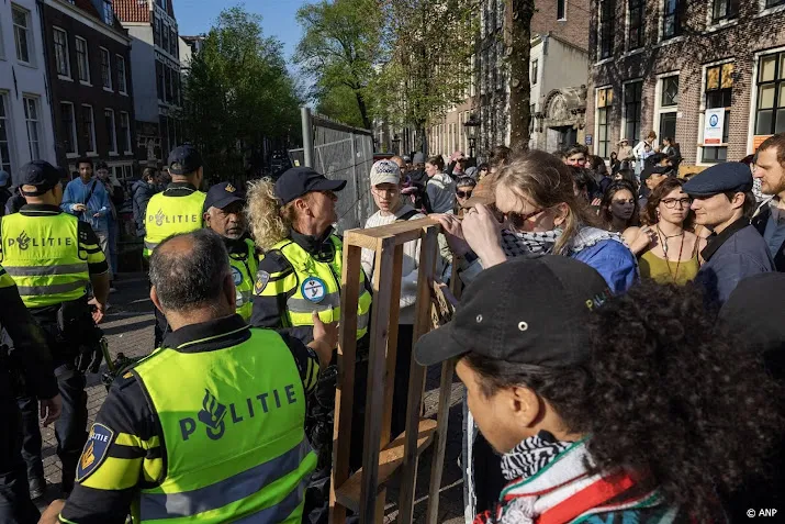betogers bouwen barricades bij uva complex in centrum amsterdam