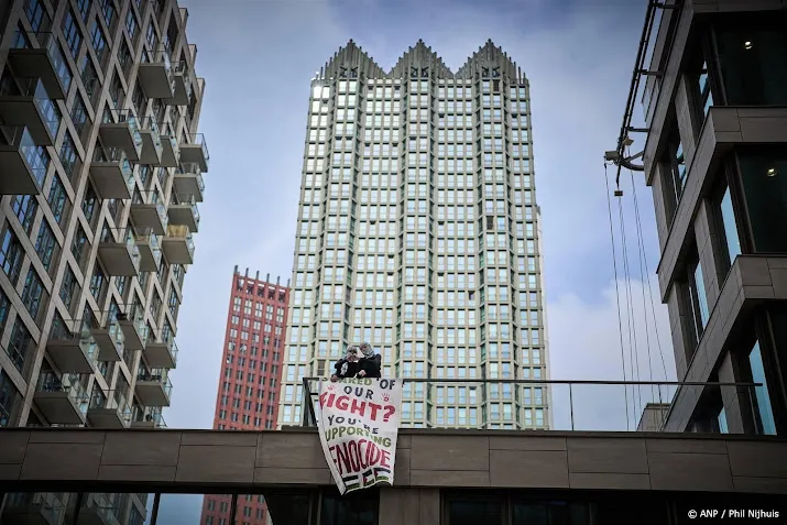 betogers moeten bezette pand universiteit leiden verlaten